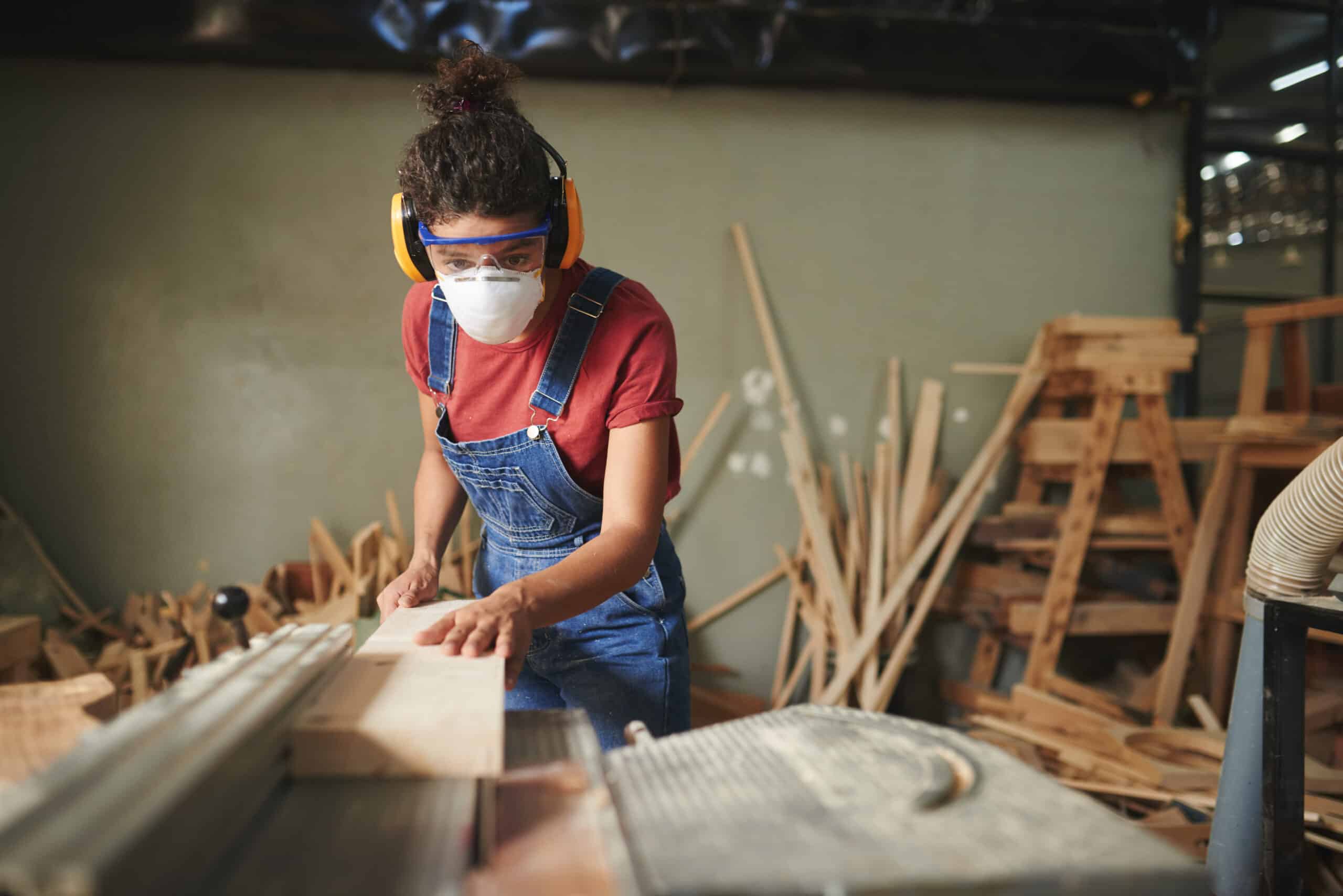 Cutting dados on a table saw
